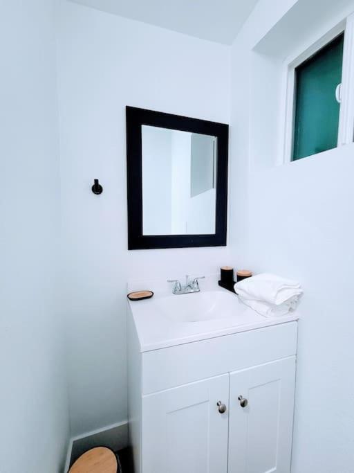 Phoenix Retreat - Studio With King Bed - 10 Min From Airp - Unit C Dış mekan fotoğraf